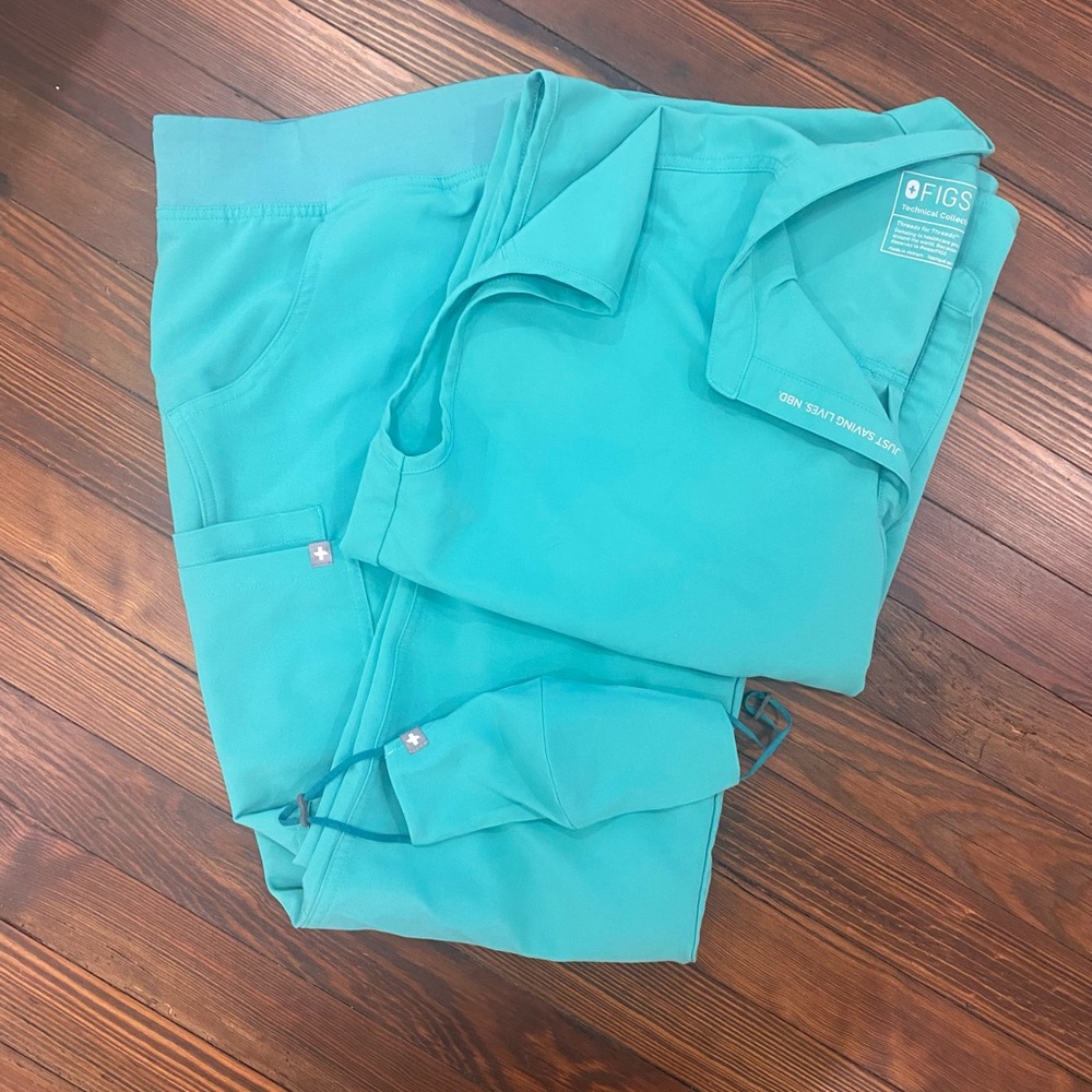 Figs Scrub Set in Surgical Green